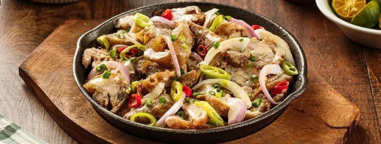 Give your dinakdakan extra flair by garnishing it with red and green chilies. Give your dinakdakan extra flair by garnishing it with red and green chilies.