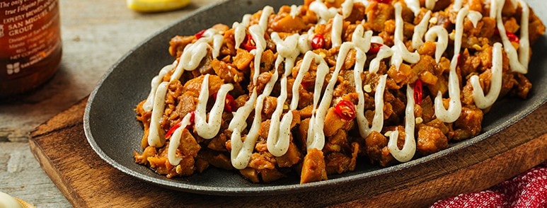 Offer sisig fresh and topped with a drizzle of mayonnaise. Offer sisig fresh and topped with a drizzle of mayonnaise.